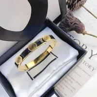 Hochwertiger Metallarmarm Schwarz Gold Brief Klassiker Design Paare Designer Mode Edelstahl Armreifen Armband Party Marry Memorial