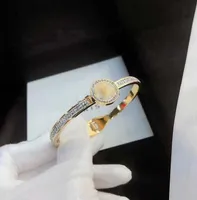 Högkvalitativ Fritillaria Bangle Designers Crystal Metal Par Smycken Armband GIFT Party Gold Fashion Classic Letter Unisex Armband