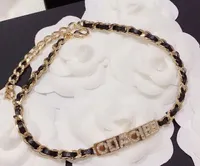 Короткие ожерелья модного хокера для женщин Черная кожаная веревка Короткие дизайнерские ожерелья для любителей ювелирных украшений с фланелевой сумкой