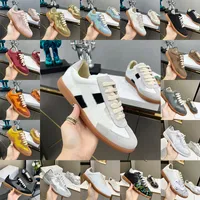 Luxury merk sportschoenen maison casual schoenen bedrukt voor mannen en dames paren kanten designer schoenen graffiti ontwerp plat hiel mm6 fabrieksschoenen loper tenop.