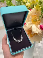 Luksusowy projektant Victoria Pendant Naszyjnik S925 Srebrny Srebrny Pełny kryształowy urok kwiatowy z krótkim łańcuchem Choker dla kobiet biżuteria z pudełkiem