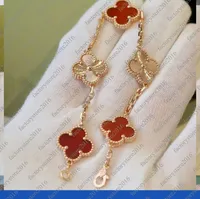 2022 Braccialetti di braccialetti di design per trifoglio dolce di lusso per donne 18k oro in oro nero rosso bianco marchio verde brand fiore regalo braccialetti regalo bracciale