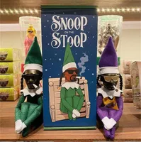 Snoop op een stoop kerst elf poppen spion gebogen huizendecoratiejaar cadeau speelgoed rood groen blauw paars