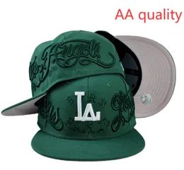 Set Di Cappuccio O Cappello Da Baseball Realistico In Bianco E Nero Copriobiettivo Modello Vuoto Con Uniforme Vista Anteriore Image165954657