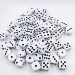 100 Stück Acrylwürfel D6 – 8 Mm Sechsseitige Zahlenwürfel – Weiß/Rot/Schwarz – Ideal Für Brettspiele, DIY & Bildungszwecke