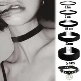 Aneneiceera Goth Black Choker Love Collana Chain Vintage Leather Choker Collana con ciondolo a cuore in argento Velvet Choker Punk Emo Collana Rock Statement Collana a cuore Regalo per donne e ragazze