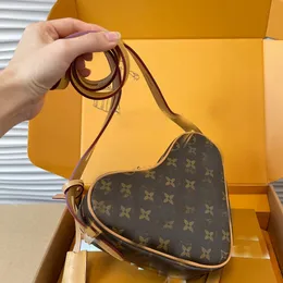 Bolsas de ombro de designer em formato de coração de alta qualidade para dia dos namorados, bolsas crossbody de luxo, bolsas de presente de dia dos namorados, bolsas de couro pequenas de designer de coração, bolsas