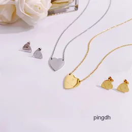 Designerörhängen Europe America Fashion Jewelry Set Women Lady Titanium Steel 18K Platerade guldhalsband uppsättningar med G Letter Heart Pendant