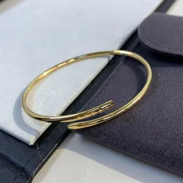 V Gold Material Luxury Quality Charm Classic Excellent Thin Bangle Style Charm Armband Öppnade Designer Jewelry Bijoux för Lady We279Q