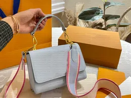 Twist Su Ripple Klasik Kadınlar Crossbody Çanta Metal harf döndüren toka kanat çantası