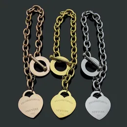 2022 Mujeres de alta calidad Diseñador Brazaletes Amor Corazón Colgante Hebilla de acero inoxidable Estilo de lujo Pareja Pulseras Lady Party Regalos W168D