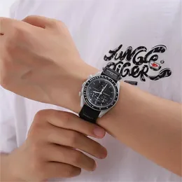ساعة Wristwatches Sports Quartz Moon Watches for Men Fashion Planet Series Mens Leather Hook و Loop Tape Band Lristatches Clock
