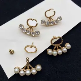 Tasarımcı Küpe Stud Stud Crown Crystal Pearl Stone Lüks Charm Stud Geometrik 2024 Ünlü harfler Kadınlar Rhinestone İnci Düğün Partisi Takı Hediyesi