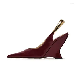 اللباس أحذية معدنية خلفية الظهر Slingback Strange Style مدببة إصبع القدم النساء خياطة الديكور الصلبة sapatos feminino com frete fretis