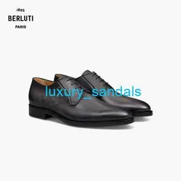 Berluti Erkek Elbise Ayakkabı Deri Oxfords Ayakkabı Berluti Klasik Scritto Desen Deri Derby Ayakkabı Erkekler Siyah Gri 050 HB9B