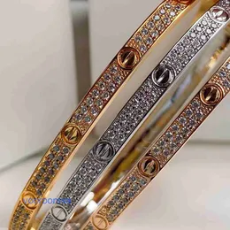 Bracciale di designer di lusso di alta qualità Bracciale da donna per pneumatici per auto Ciondolo in oro di alta edizione con stella a cielo pieno a due file di diamanti Bracciale stretto per placcato con scatola originale