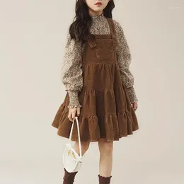 Kläder set flickklänning set 2024 vår och höst kinesisk barn koreansk stil utländsk flicka blommig hängslen kjol tvådelar