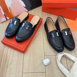 デザイナーLoafer Shoes 2024春/夏の新しい女性贅沢な快適なレザーバッグヘッドメタルバックル高品質のレトロノンスリップフラットスモールレザーシューズ