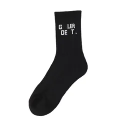Дизайнерские носки Мужчины женщины письмо Чистый хлопок вентилируемые чулки Уличные носки поп-прилив Спортивные носки на открытом воздухе 11 цветов Свободный выбор