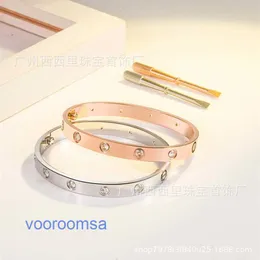 Brazalete Pulsera para neumáticos de automóvil Cara lisa dorada Pulsera con destornillador AMOR Pareja femenina Versión ancha y estrecha Clavo de estrella Hebilla rosa de 18 quilates con caja original