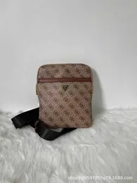 Tasarımcı Gues% 16 İndirim Yeni Erkekler Crossbody Bag, erkekler için rahat ve rahat bir his ile basit şık çok yönlüdür. Hmcertp22