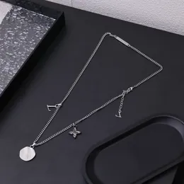 Europe America Fashion Style Liquid Necklace Men Lady Women Silver-färg Metall Graved Letter V Flower Charm M01410