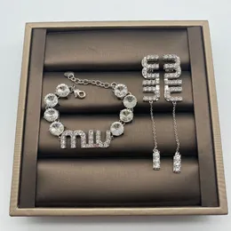 Bracciale di design Nuova lettera Acqua Diamante Orecchini lunghi con diamanti pieni con senso avanzato e gioielli in stile braccialetto elegante per le donne