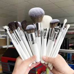 Personalizzato 12/16/26 pezzi Pennelli vegani professionali Cosmetici coreani colorati Set di pennelli per trucco donna Pennelli vegani con scatola240102