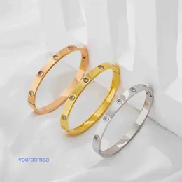 Bracciale da uomo di gioielli firmati di lusso Bracciale da uomo di alta qualità Bracciale per pneumatici per auto Moda diamante dieci fibbia coreana in acciaio al titanio Zircone con scatola originale