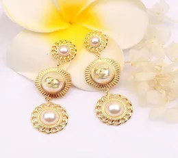 Mode kvinnor 18k guldpläterad designer örhängen örn studdesigners märke geometri bokstäver imitation pärla örhänge bröllop fest je3743257