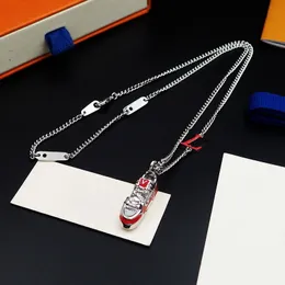 Europe America Fashion Style Trainer Necklace Men Lady Women Silver-färg Metal Graverad brev V ENAMEL Sneaker Charm M01407