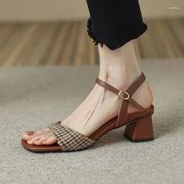 Sapatos de vestido vintage marrom xadrez mulheres sandálias de verão gladiador tornozelo cinta zapatillas 5cm quadrado salto alto senhora casual sandalias femmes