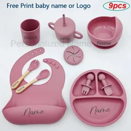 9st Baby Silicone Feeding Set Sug Cup Bowl Dishes Kids Spoon Fork Feed Snack Cup Personligt namn Baby's Table Seary 240102