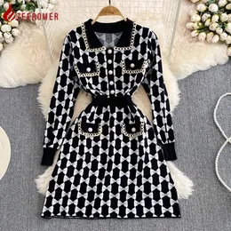 2024 nova primavera francesa temperatura retro padrão geométrico de malha mini vestido feminino flip colarinho único peito painel a-line vestido 240102