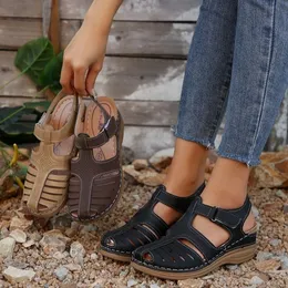 Plus-Size-Frauen Sandalen Subhead ausgehöhlten einleitende Einzeilen geflochtene Schnalle Hakenschleife Vintage Sommerladies Ladiator Schuhe Größe 36-43