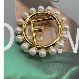 38% DI SCONTO nuova spilla rotonda con lettera F in ottone con perle Fenjia fashion Blazer pin