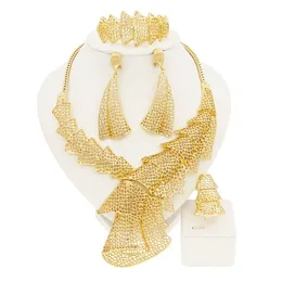 Fashion Woman Jewelry Set Dubai Gold Plated Personality Necklace Hollow Layer Design Lämplig för dagliga slitbanor Gift Syhol 240102