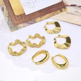 Creolen im europäischen und amerikanischen Stil, verkupfert, 18 Karat Gold, schlichter Kreis, goldenes wellenförmiges U-förmiges Damenornament