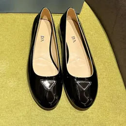 Ünlü tasarımcı kadınlar düz dipli elbise ayakkabıları İtalya marka moda kadın resmi ayakkabı bale scarpe klasik üçgen işaret yuvarlak ayak parmağı ayakkabı dans chaussure
