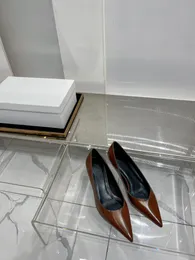 Sapatos casuais simples e elegantes, criando uma sensação diferente