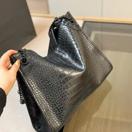 女性向けのデザイナーのファッショナブルでエレガントな大きなバッグ2024特大で高品質のシングルショルダークロスボディを備えた新しいワニパターンブレスレット