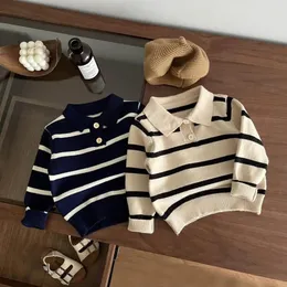 Koreansk vår 2024 Baby Boys Pullovers Cotton Sticked Rands Toddler Boys Polo Shirts Mångsidiga lösa spädbarnspojkar Knitwears 240103