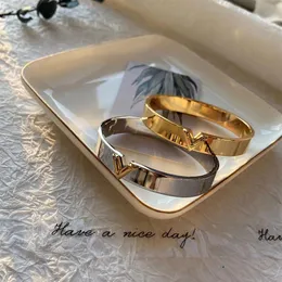 Bracciale rigido in acciaio al titanio di alta qualità Braccialetti firmati da donna Braccialetti firmati in argento oro rosa Bracciale stretto colore lettera V Moda J2568