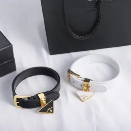 Charmarmband designer för män smycken punk svart läder justerbarbracelet triangel hänge spänne mode armband gåva