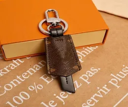 Designers nyckelringar mode unisex handväskor hänge läder bil nyckelkedja tillbehör gammal blomma sköld nyckelring1143349