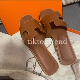 Sandalet terlik tasarımcısı kaydırıcılar klasik düz topuk plaj yaz tembel karikatür büyük kafa kauçuk flip floplar deri kadın ayakkabıları seksi büyük Eur35-42