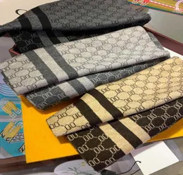 Lenço de seda de alta qualidade 4 lenços sazonais Men039s e women039s lenços de trevo de pescoço comprido 3 cores disponíveis com box1454658