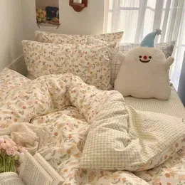 Set di biancheria da letto Set di quattro pezzi in puro cotone floreale piccolo color crema. Copripiumino per studente con lenzuolo a cuore per ragazza