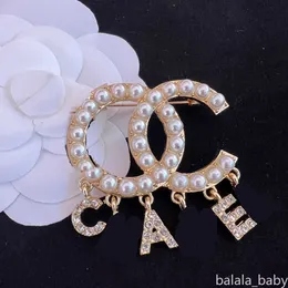 Desinger Spilla Luxury Brand Lettera Spille da donna Pin Nappa Spilla di perle Gioielli Accessori di alta qualità