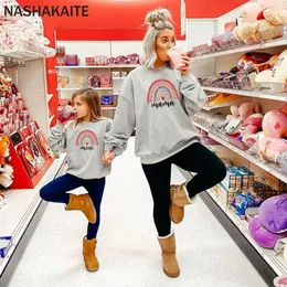 Nashakaite Spring Family Sweatshirt Mor och dotter kläder Mini Mama Rainbow Print Sweatshirts For Mommy and Me Clothes 240102